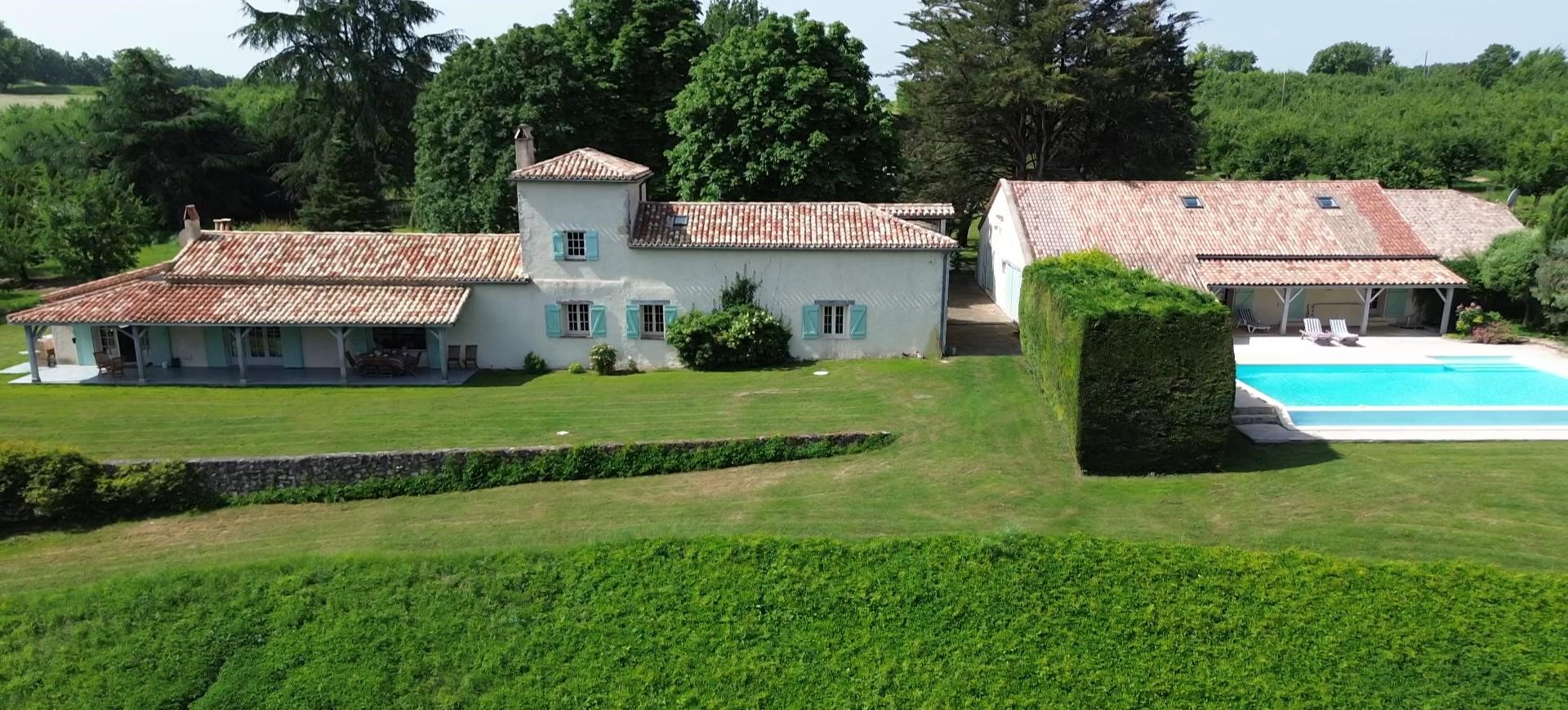 Propriété avec vue exceptionnelle, deux gites et piscine.