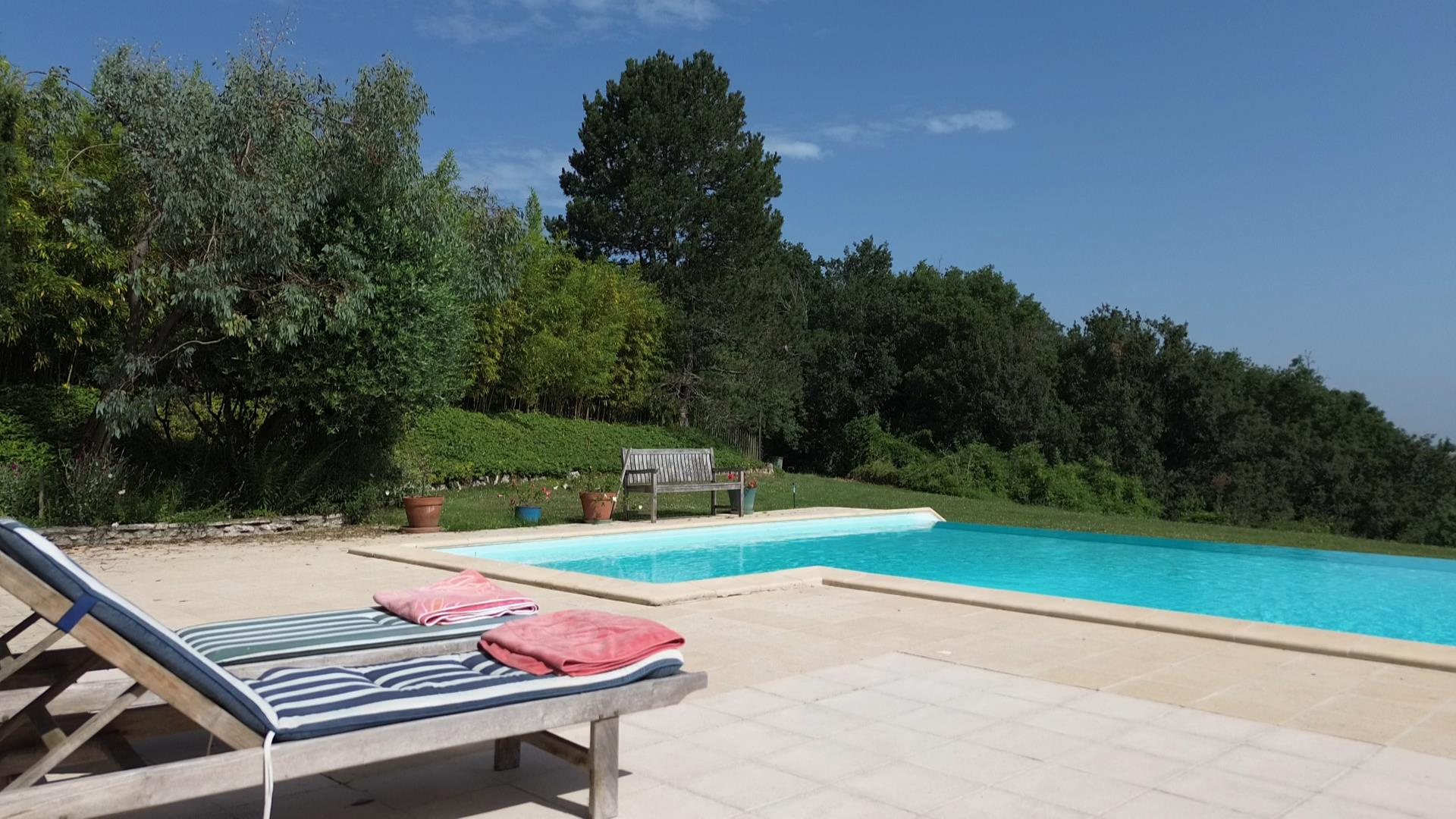 Propriété avec vue exceptionnelle, deux gites et piscine.