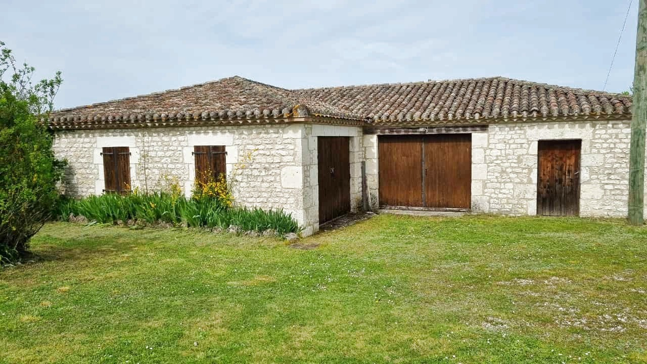 Ancien corps de ferme en situation dominante en sortie d'un hameau