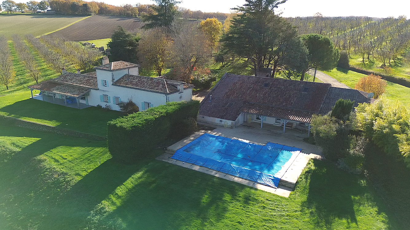 Propriété avec vue exceptionnelle, deux gites et piscine.