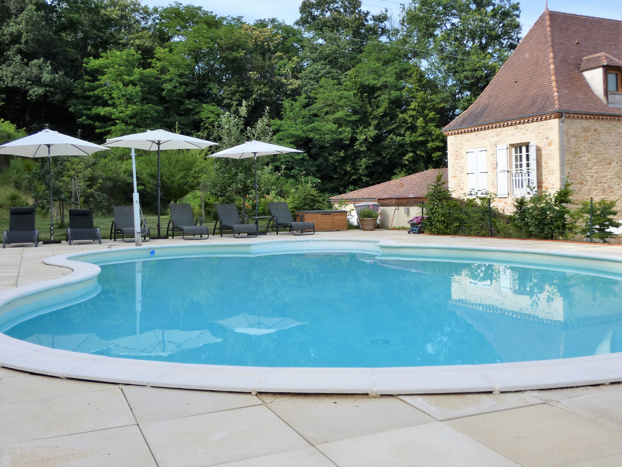 Construction de haute qualité avec piscine, gîtes et 1,5 ha