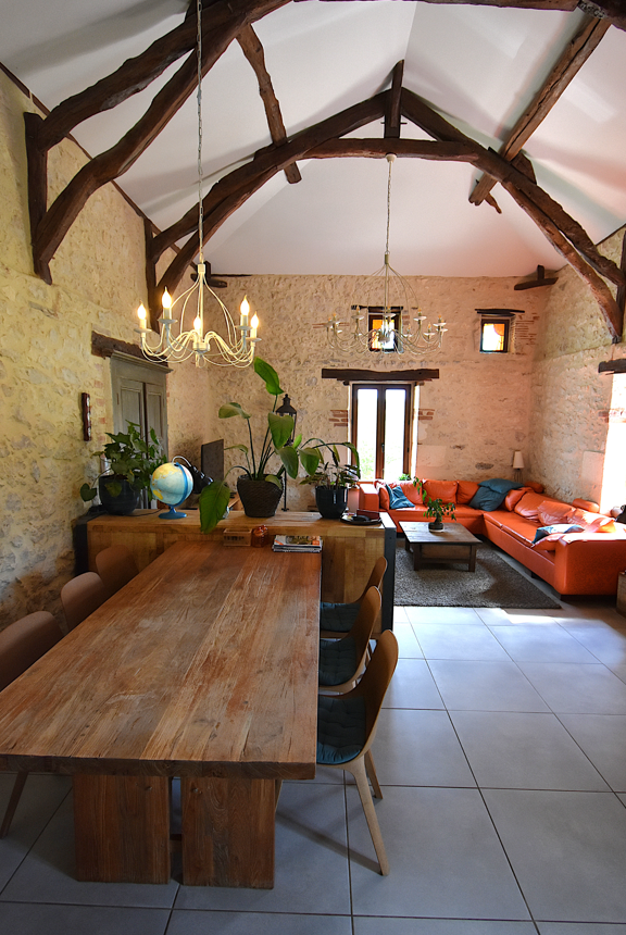 Très belle maison rénovée sur 8h avec terrain de loisir.