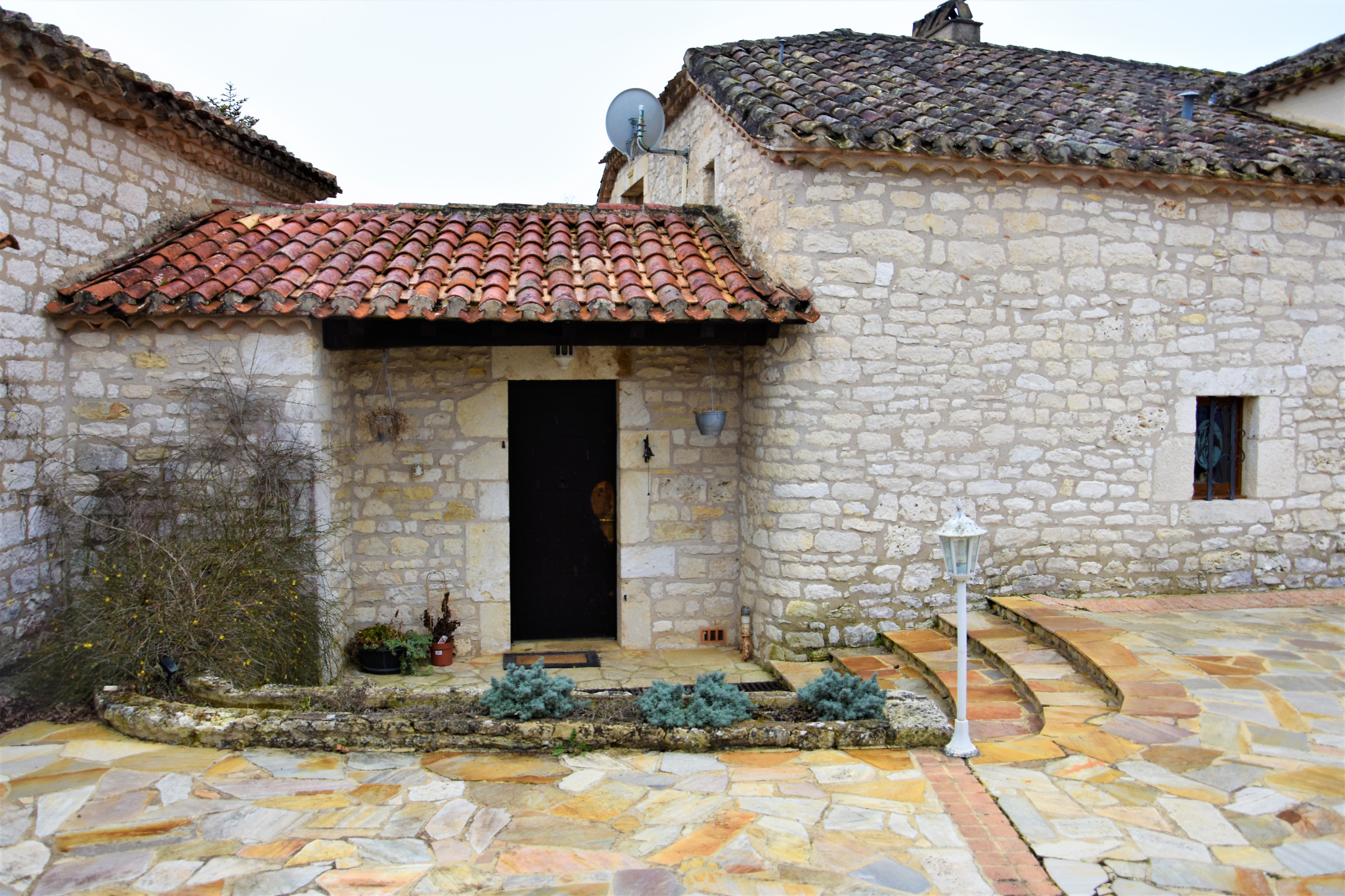 Propriété quercynoise en pierres avec piscine, chambre d'hôte et maison d'amis.