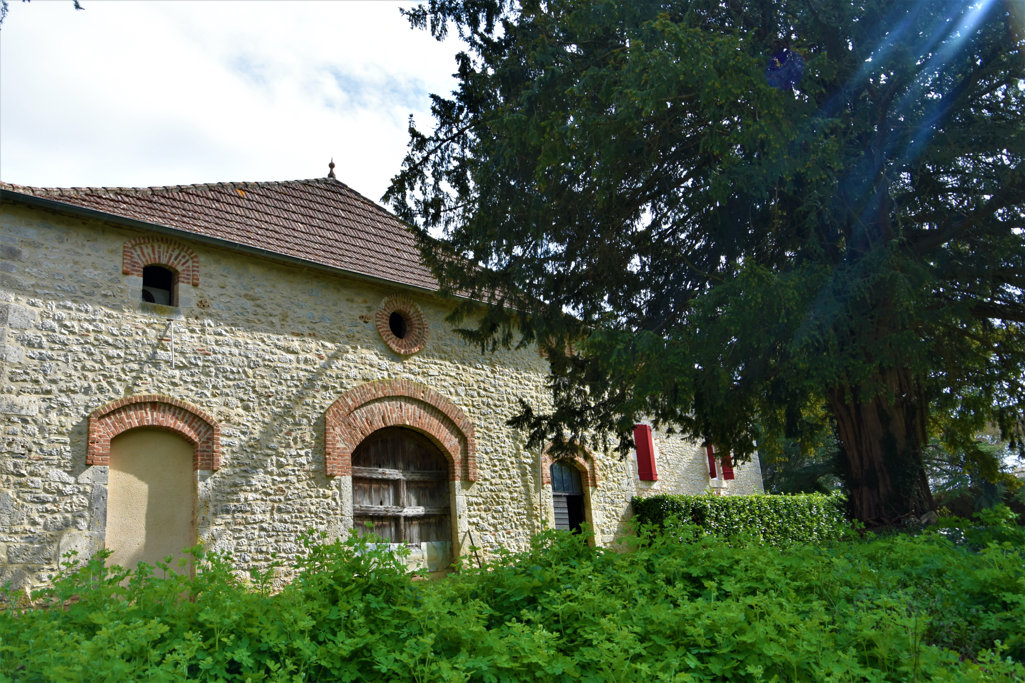 Très belle maison en pierre et son jardin à la Française.