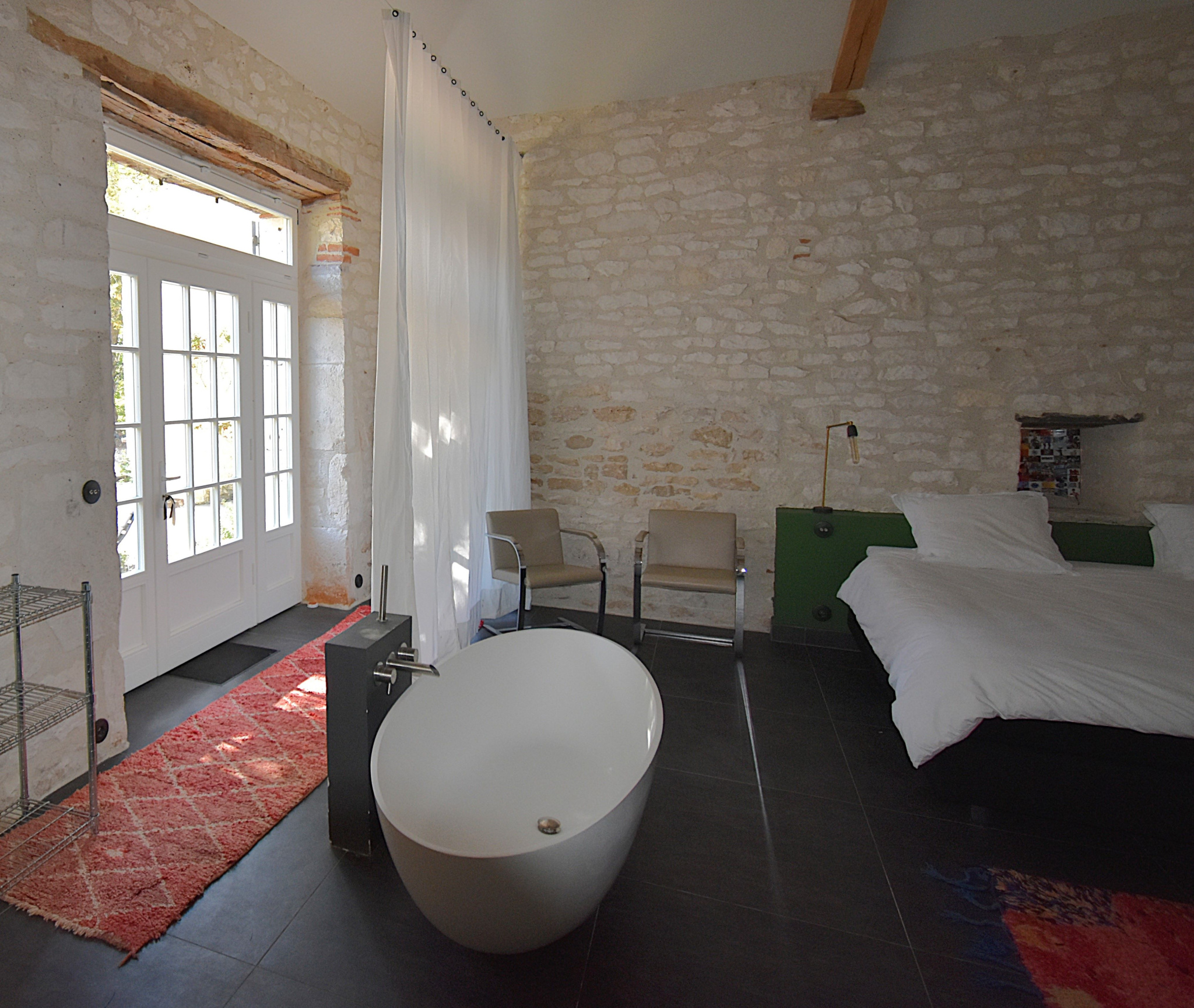 Prestigieux manoir et ses dépendances, piscine et prairies.