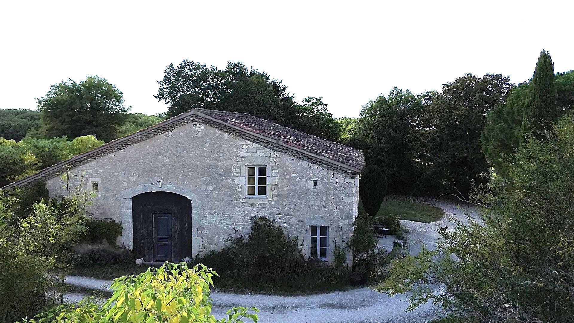 Prestigieux manoir et ses dépendances, piscine et prairies.