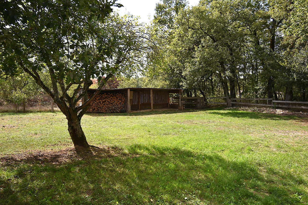 Très belle maison rénovée sur 8h avec terrain de loisir.