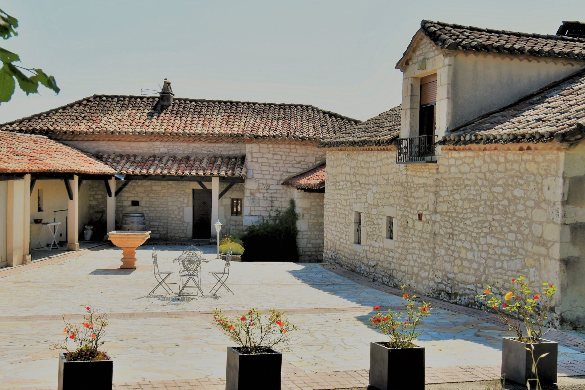Propriété quercynoise en pierres avec piscine, chambre d'hôte et maison d'amis.