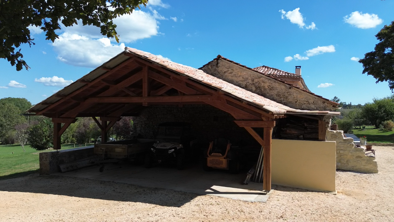 Très belle maison rénovée sur 8h avec terrain de loisir.