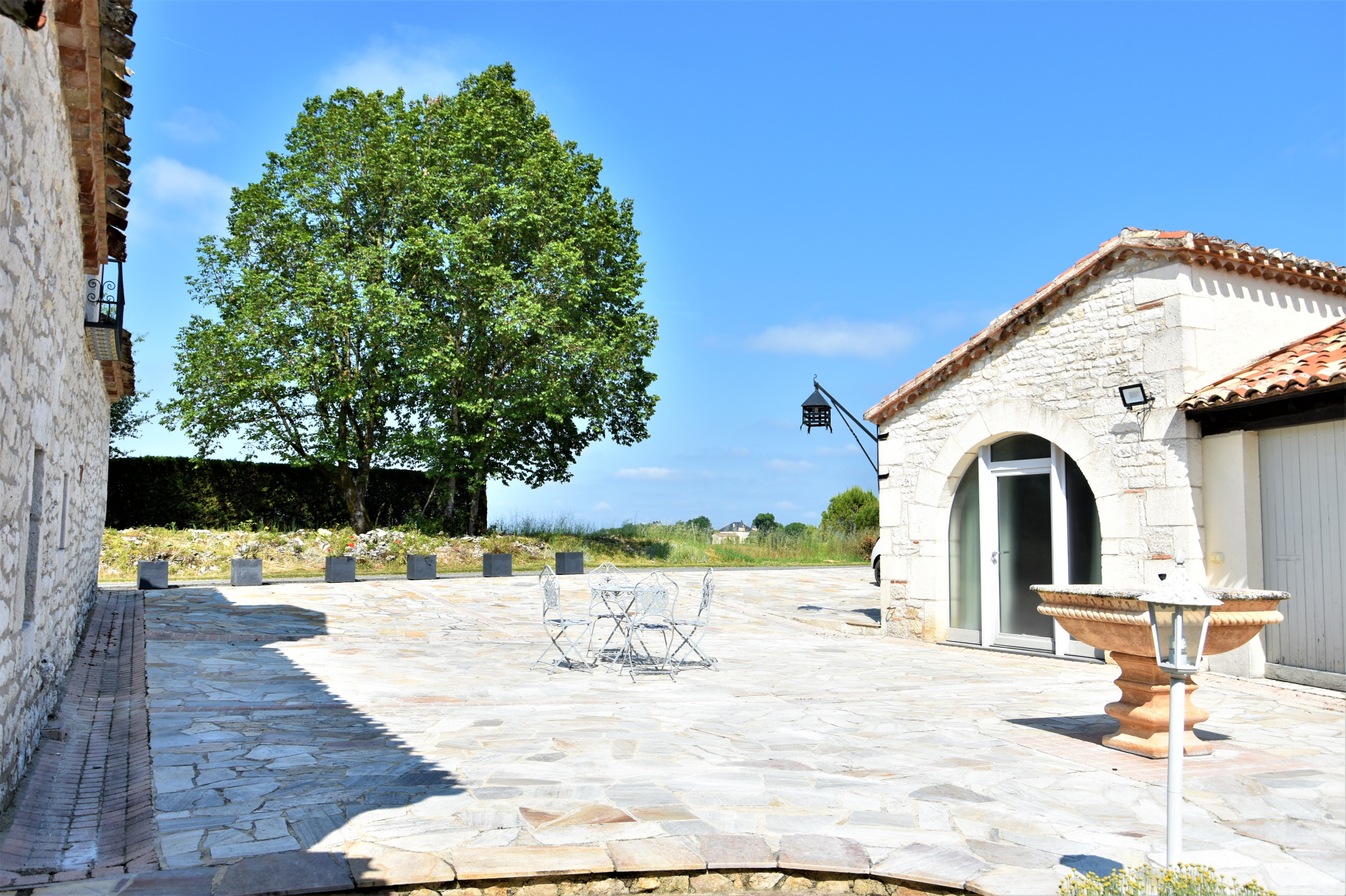 Propriété quercynoise en pierres avec piscine, chambre d'hôte et maison d'amis.