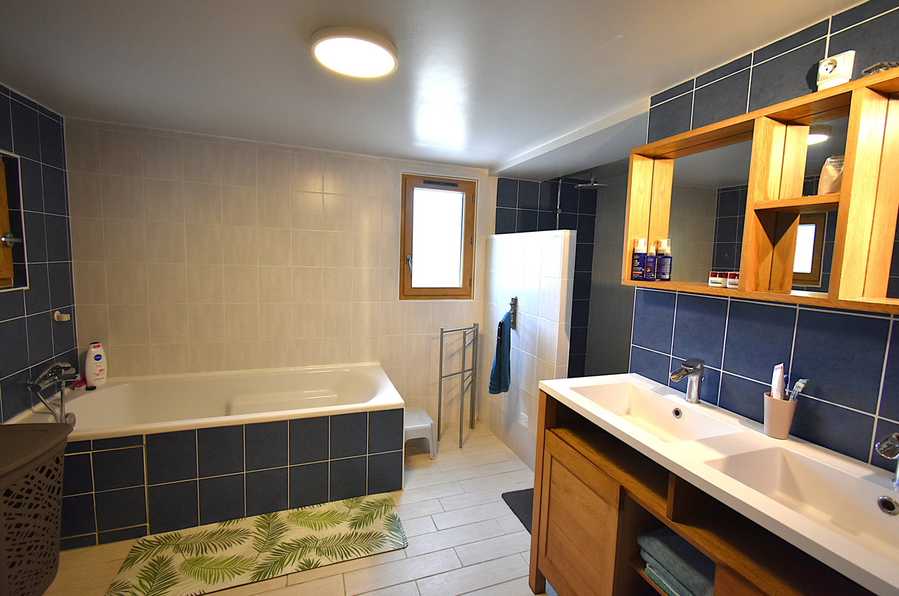 Très belle maison rénovée sur 8h avec terrain de loisir.