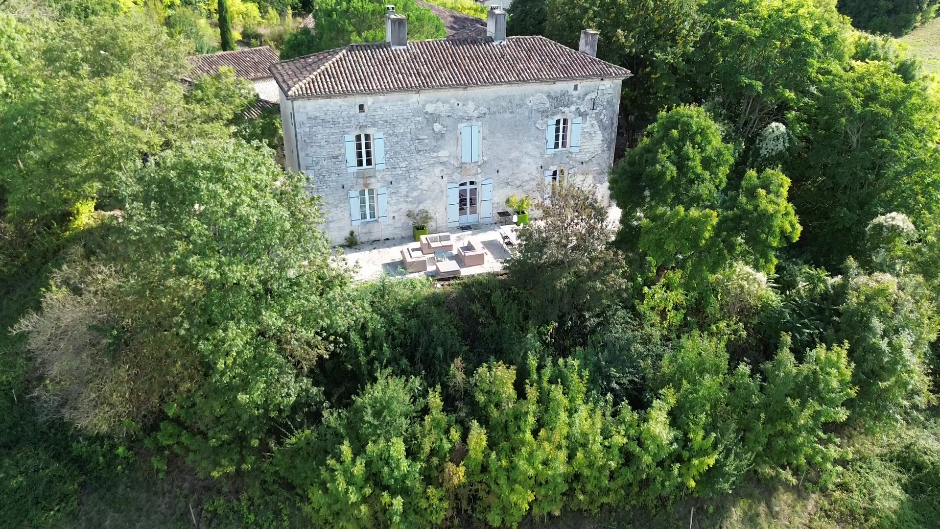 Prestigieux manoir et ses dépendances, piscine et prairies.