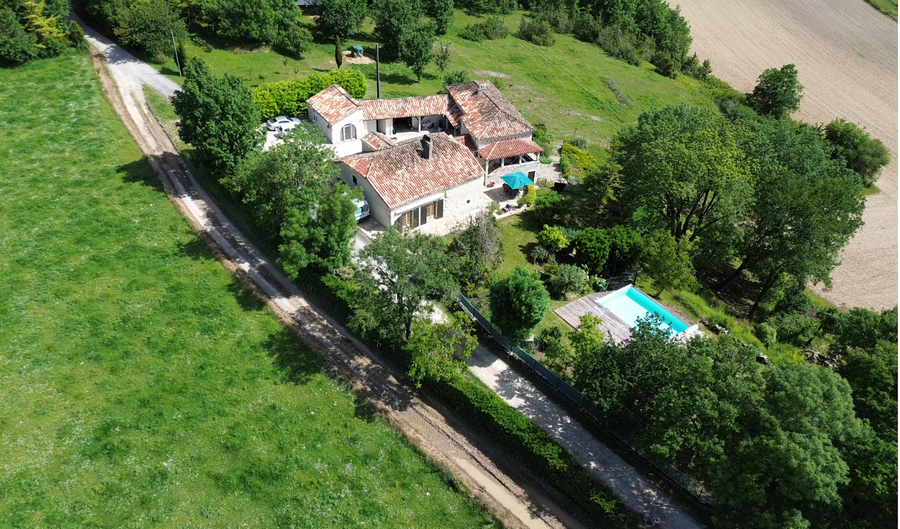 Propriété quercynoise en pierres avec piscine, chambre d'hôte et maison d'amis.