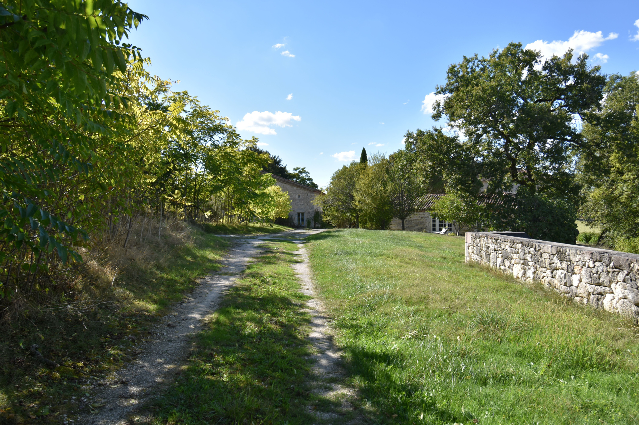 Prestigieux manoir et ses dépendances, piscine et prairies.