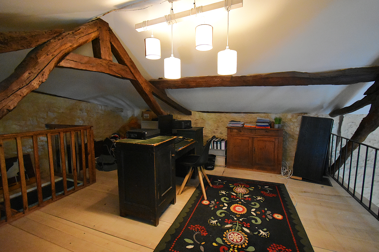 Très belle maison rénovée sur 8h avec terrain de loisir.
