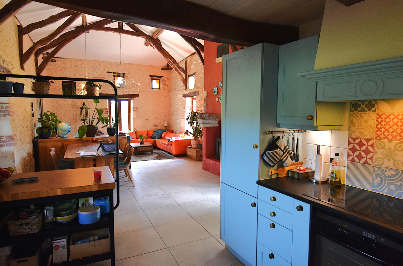 Très belle maison rénovée sur 8h avec terrain de loisir.