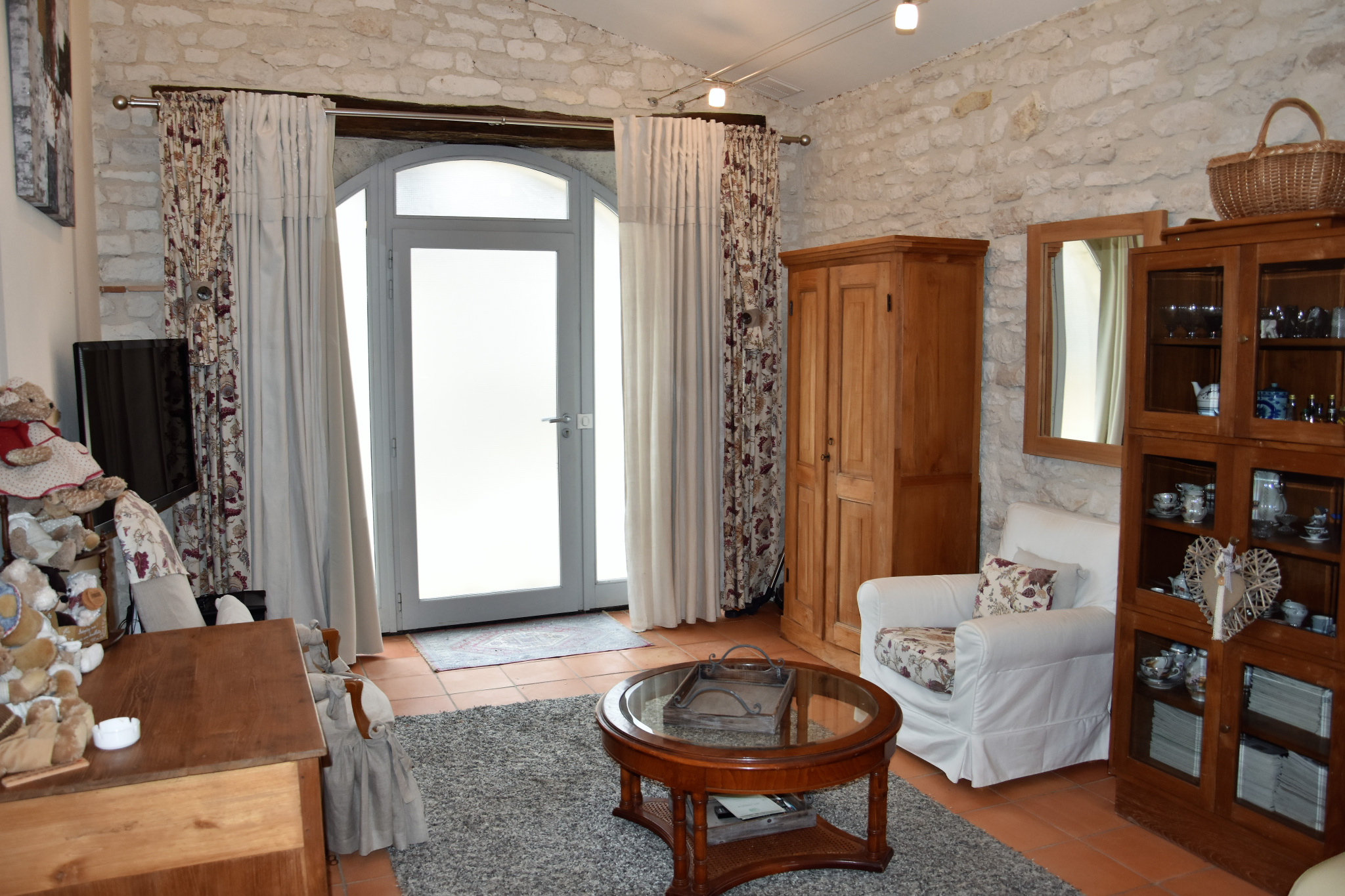 Propriété quercynoise en pierres avec piscine, chambre d'hôte et maison d'amis.