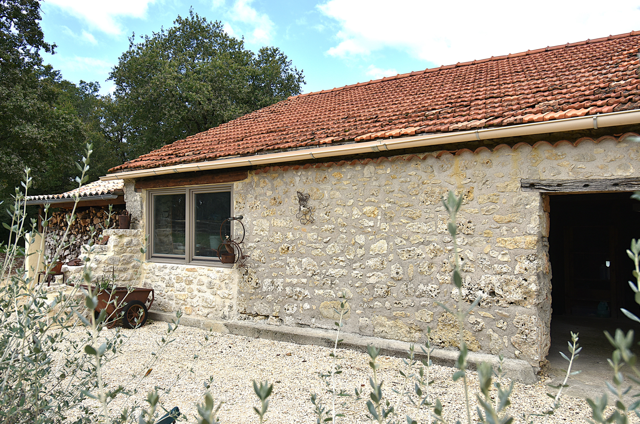 Très belle maison rénovée sur 8h avec terrain de loisir.