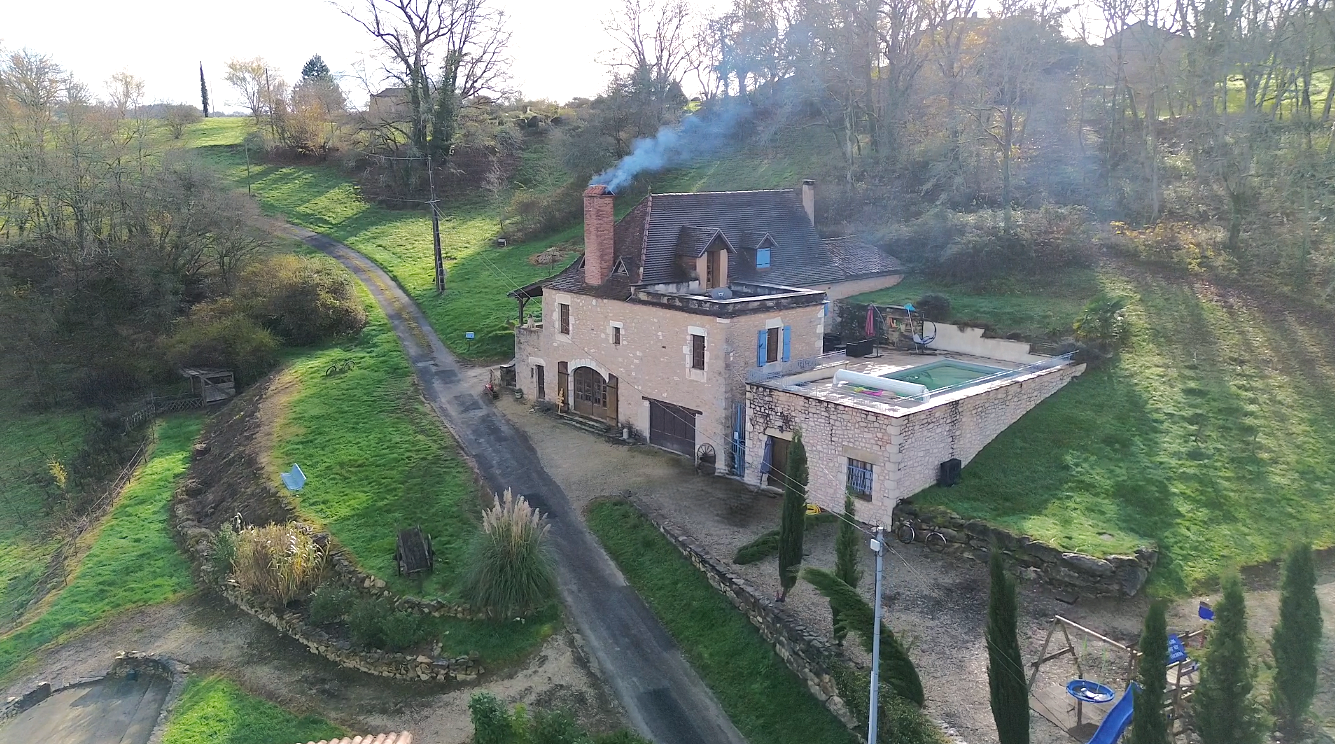 Propriété de 10 ha, deux maisons et... une piscine sur le toit !