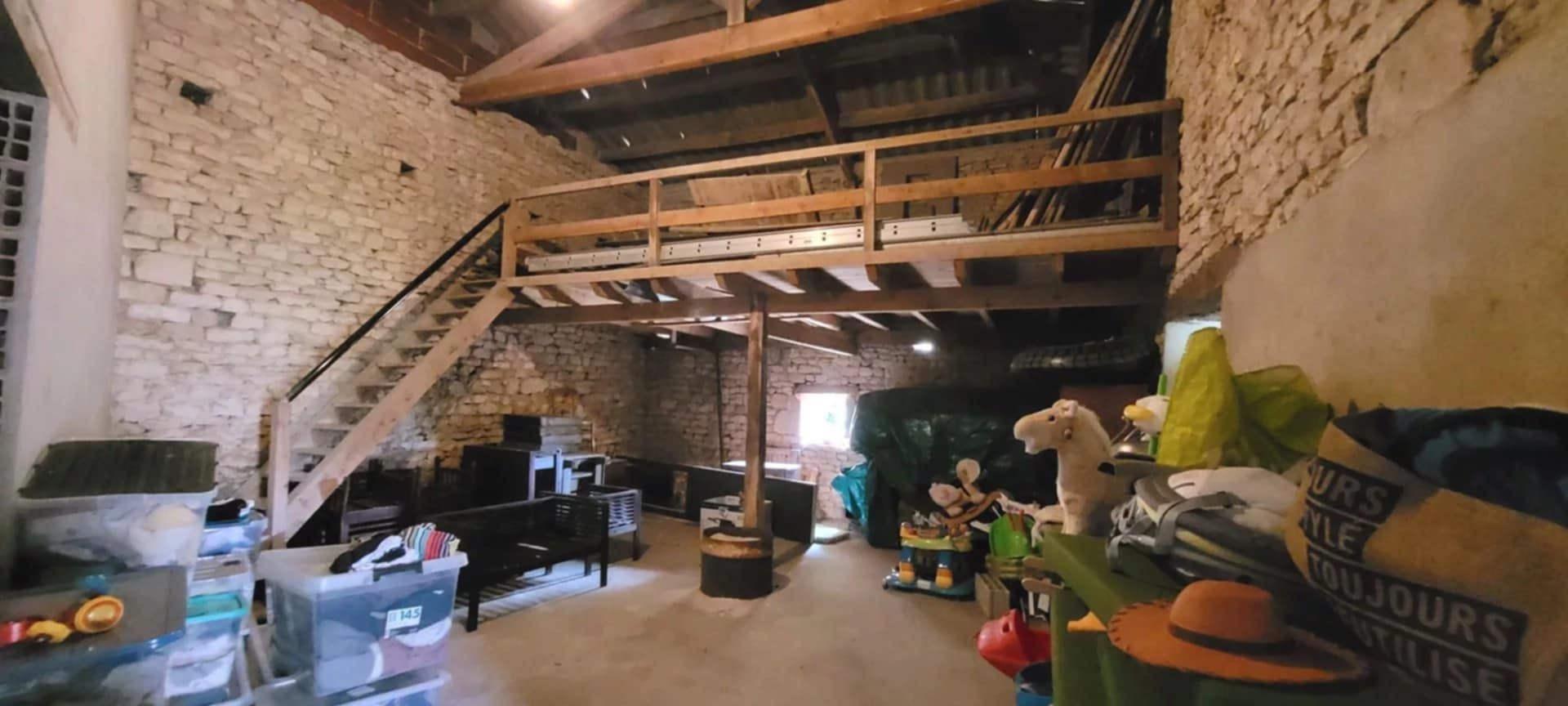 Ancien corps de ferme en situation dominante en sortie d'un hameau
