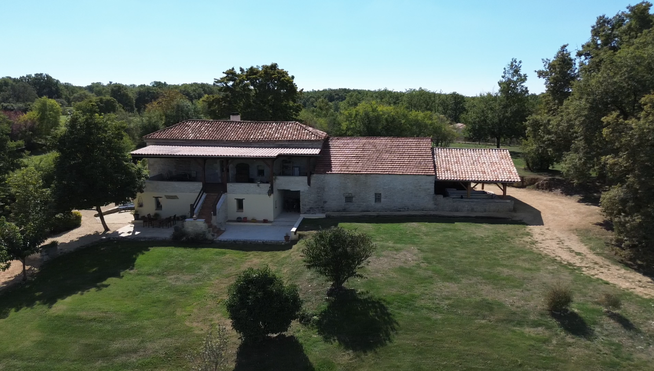 Très belle maison rénovée sur 8h avec terrain de loisir.