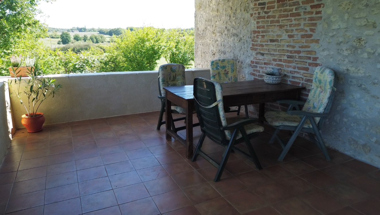 Très belle maison rénovée sur 8h avec terrain de loisir.