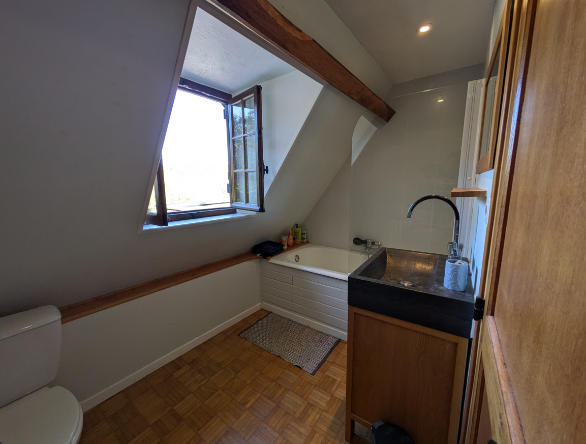 Propriété de 10 ha, deux maisons et... une piscine sur le toit !