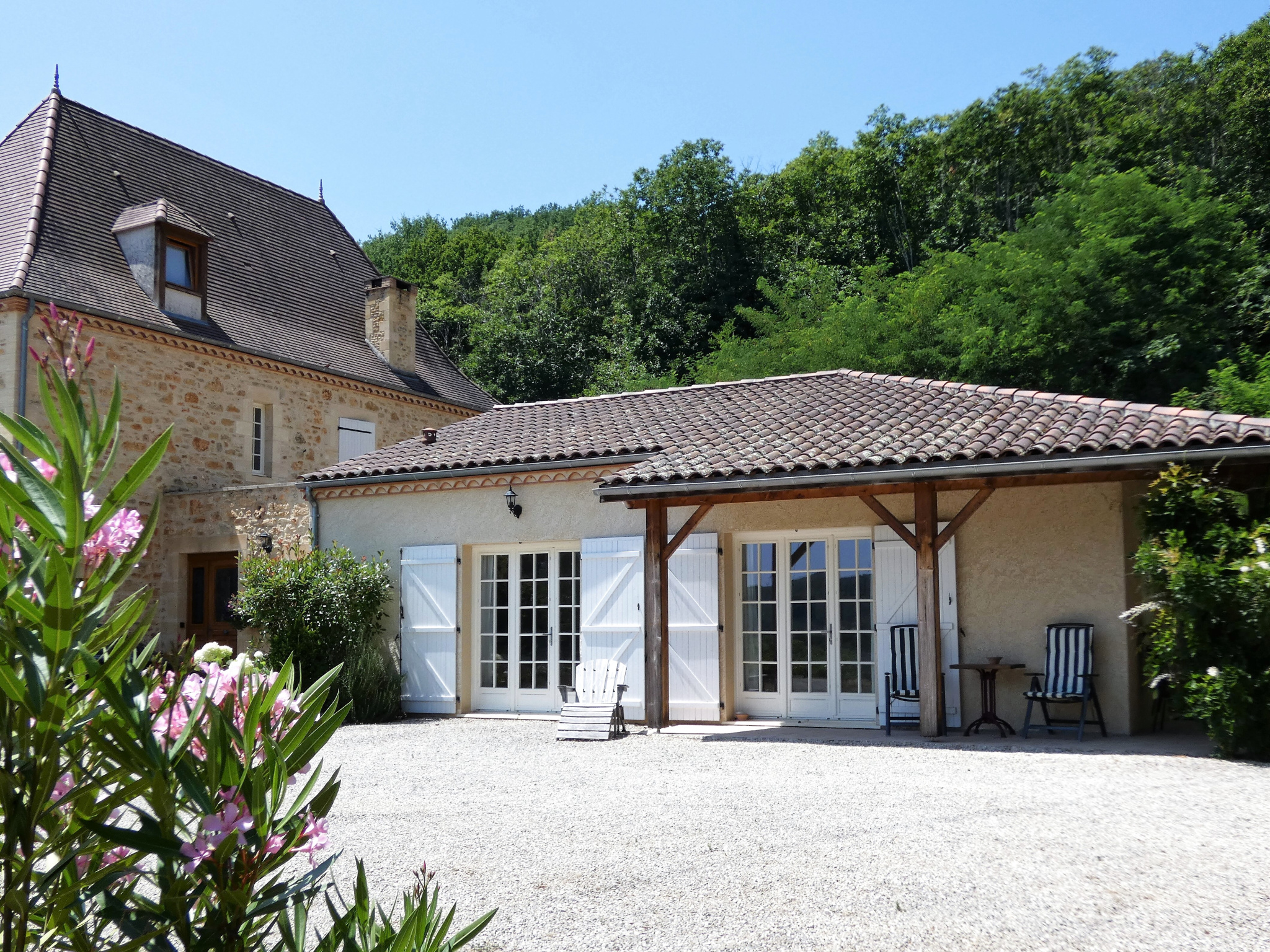 Construction de haute qualité avec piscine, gîtes et 1,5 ha