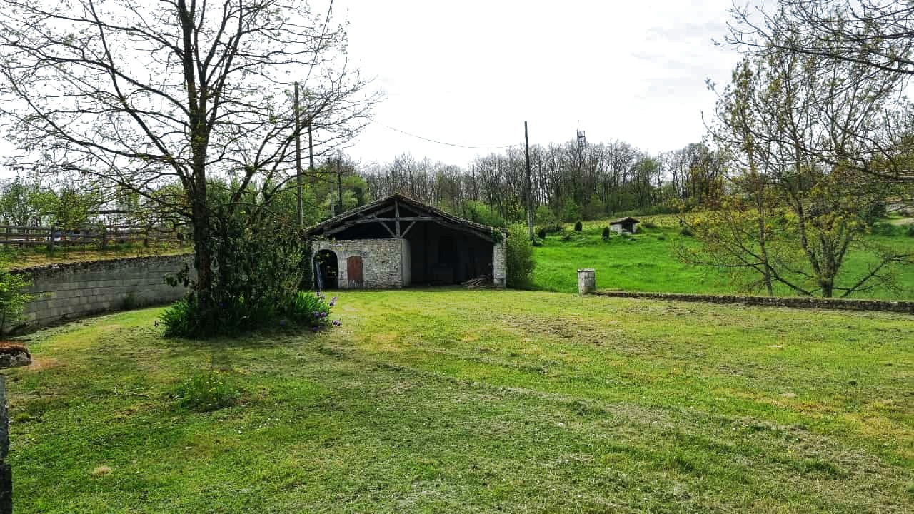 Ancien corps de ferme en situation dominante en sortie d'un hameau