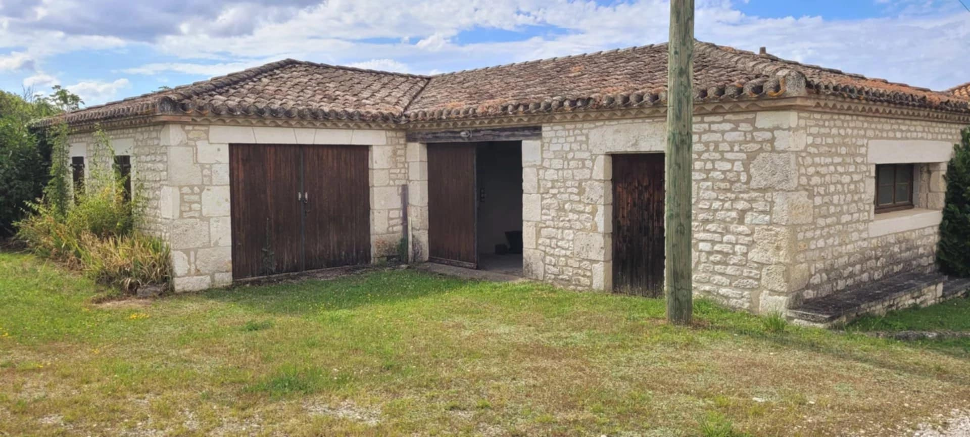 Ancien corps de ferme en situation dominante en sortie d'un hameau
