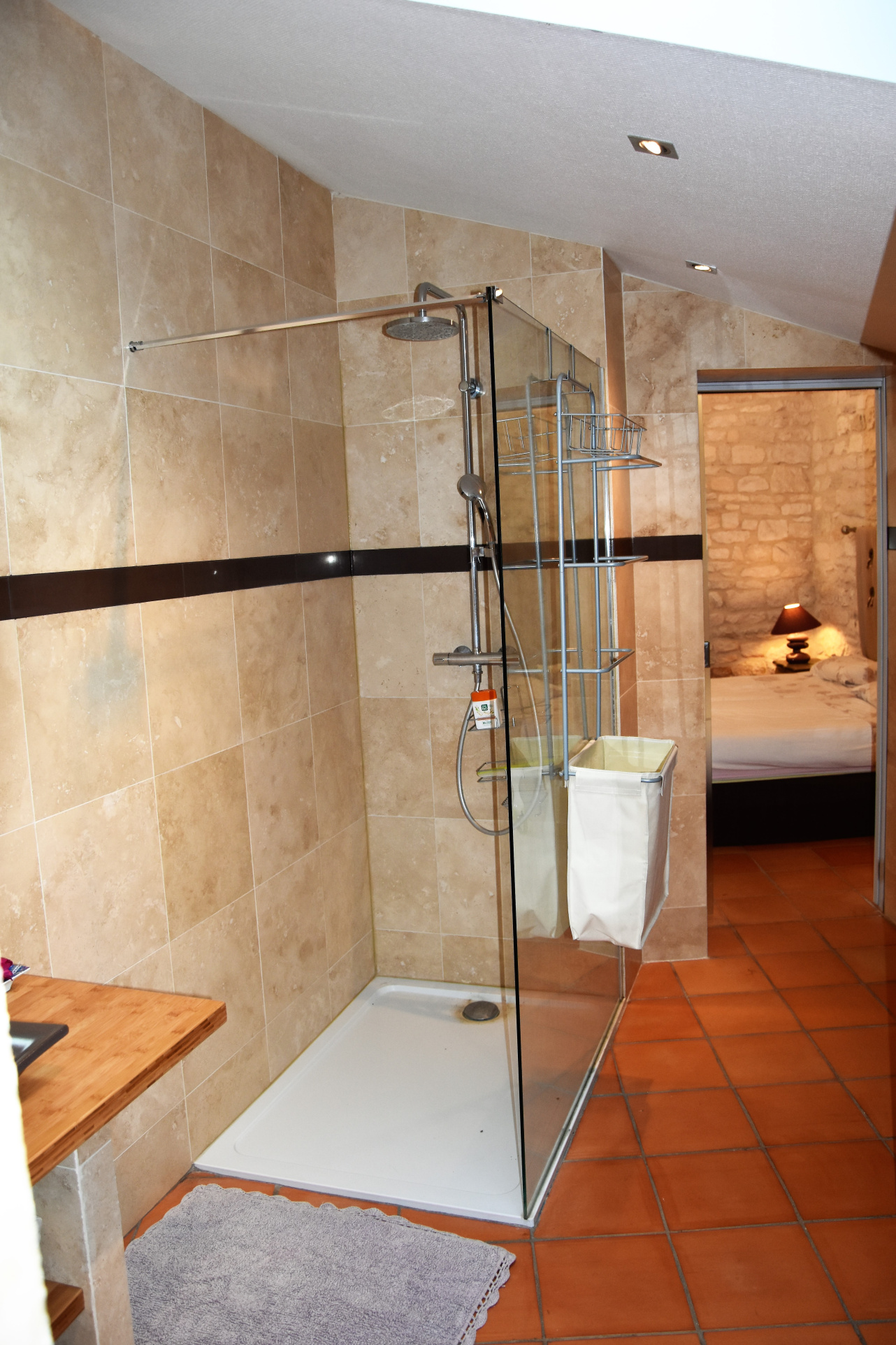 Propriété quercynoise en pierres avec piscine, chambre d'hôte et maison d'amis.