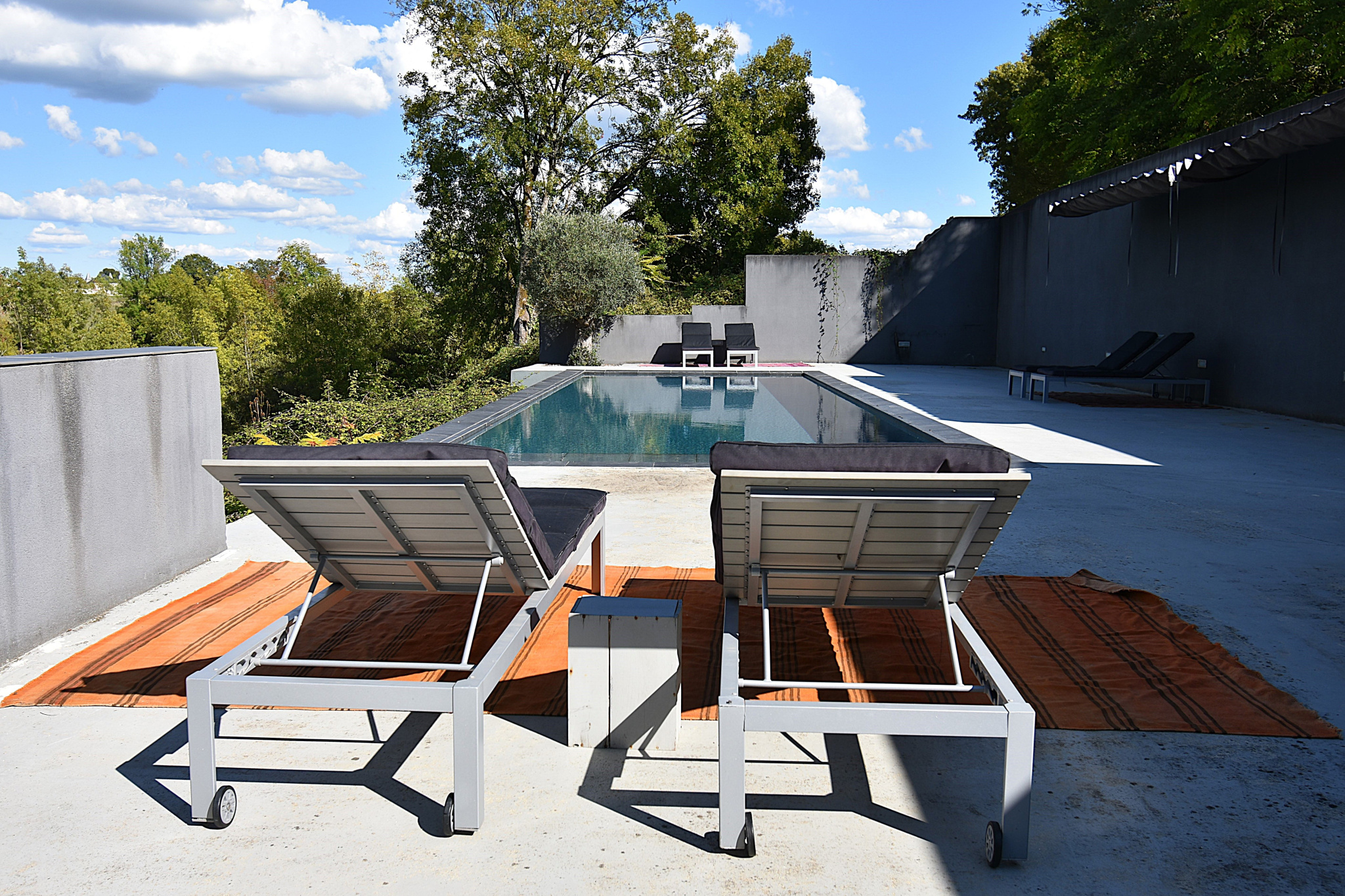 Prestigieux manoir et ses dépendances, piscine et prairies.