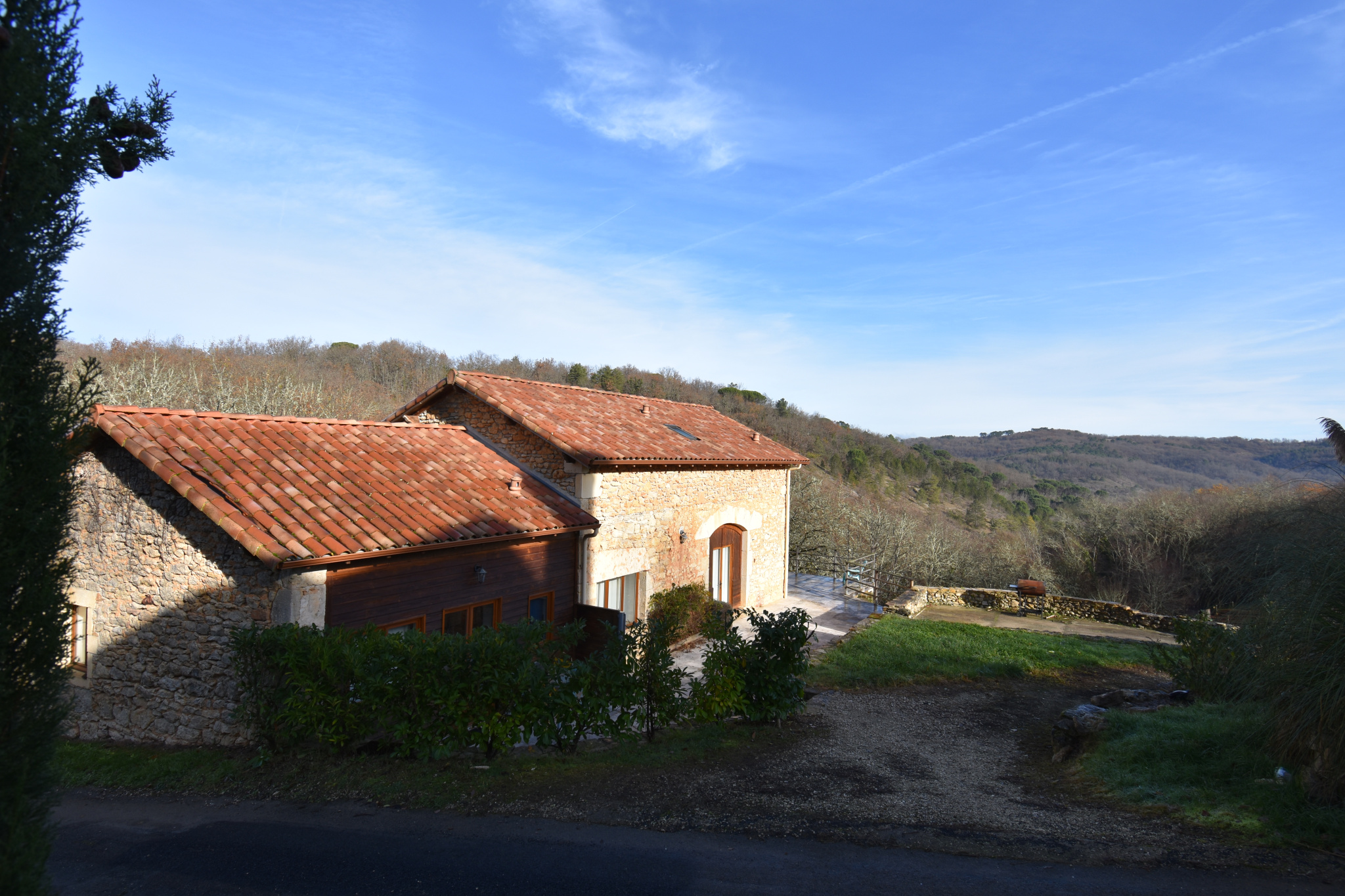 Propriété de 10 ha, deux maisons et... une piscine sur le toit !