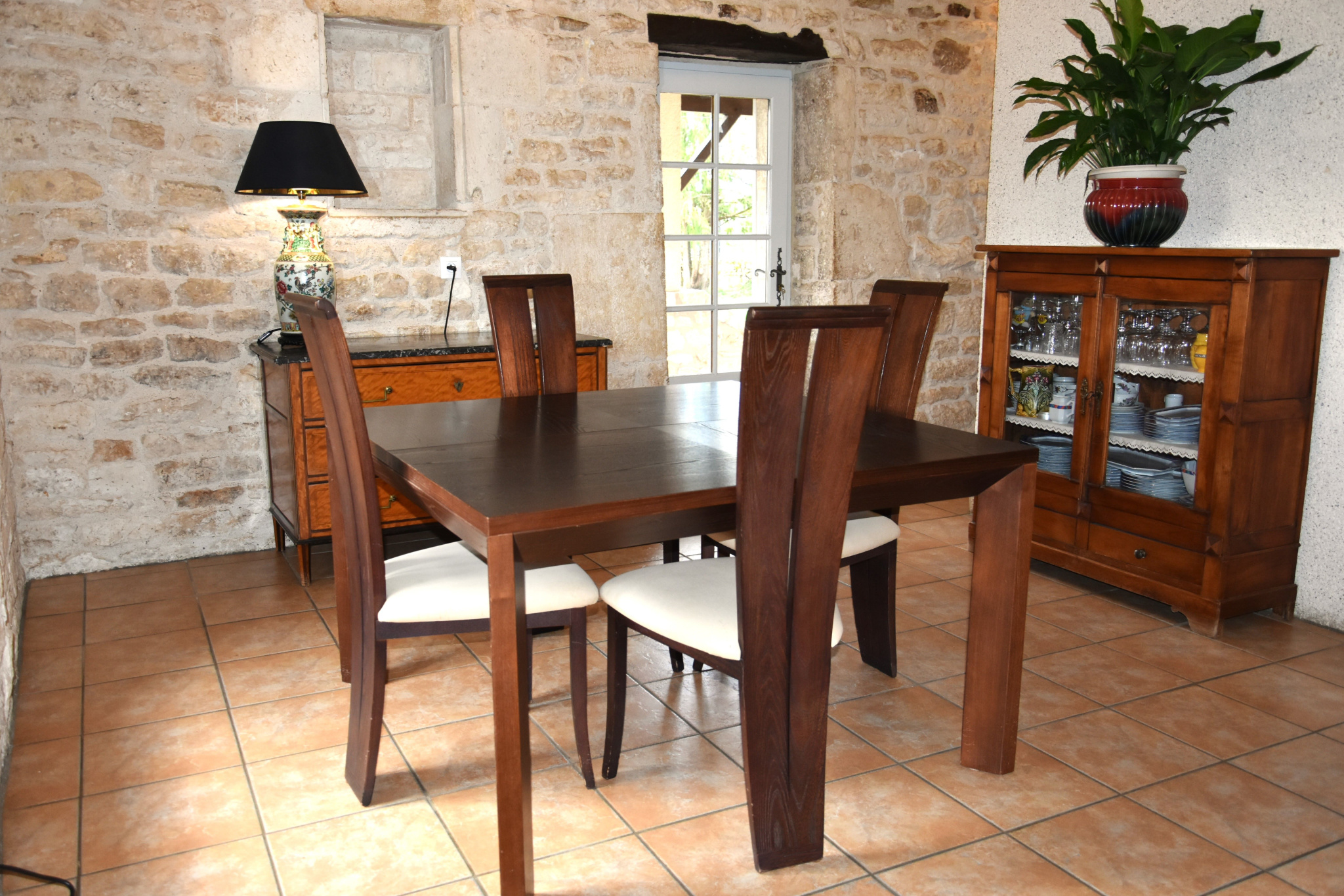 Propriété quercynoise en pierres avec piscine, chambre d'hôte et maison d'amis.