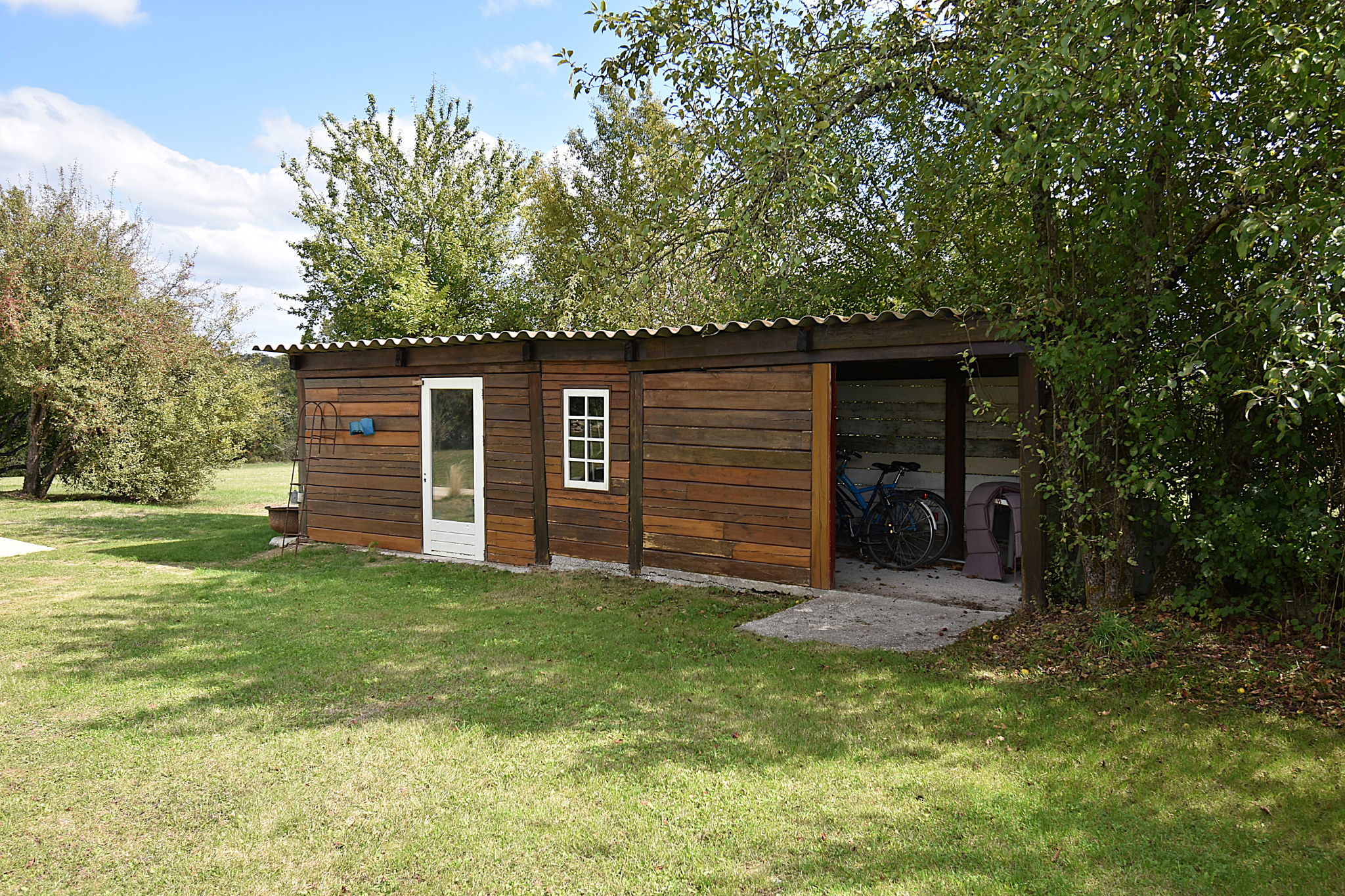 Très belle maison rénovée sur 8h avec terrain de loisir.