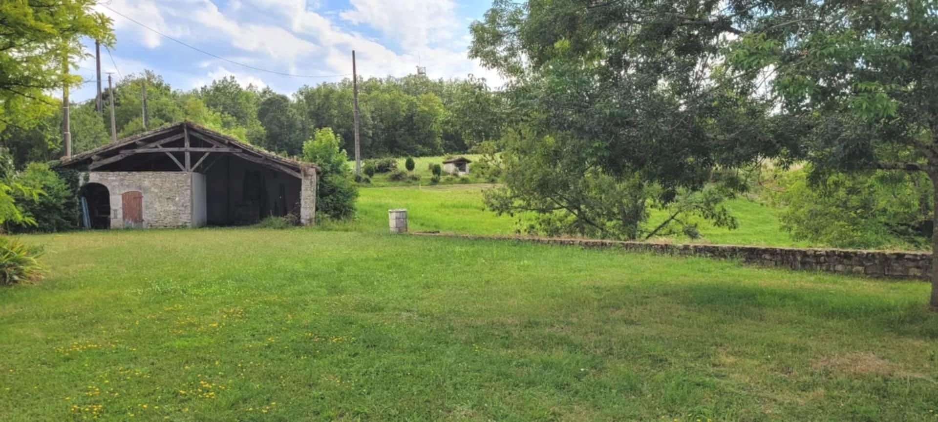 Ancien corps de ferme en situation dominante en sortie d'un hameau