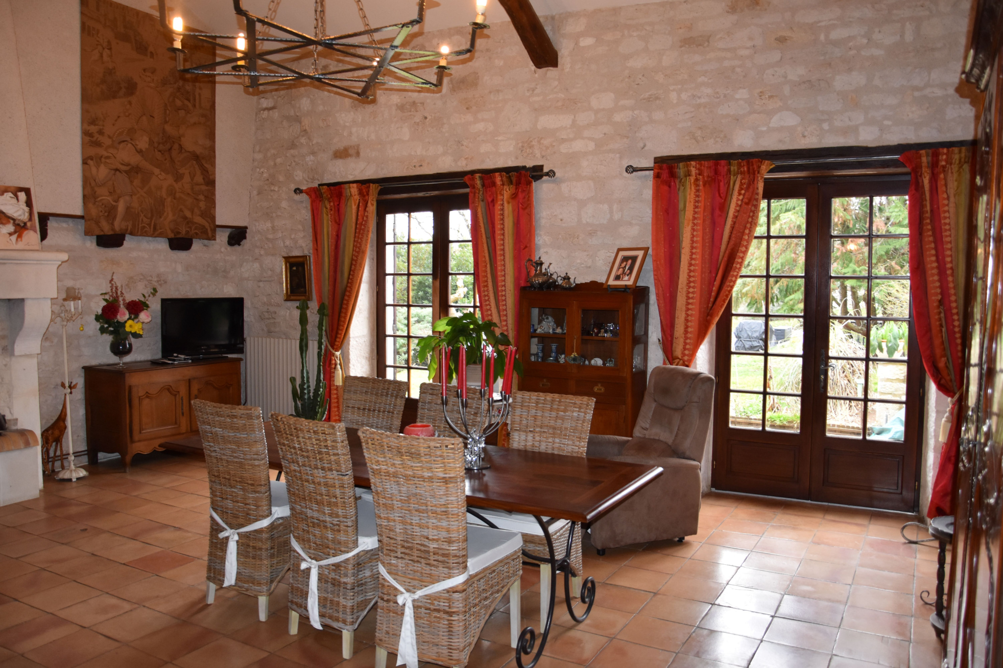 Propriété quercynoise en pierres avec piscine, chambre d'hôte et maison d'amis.