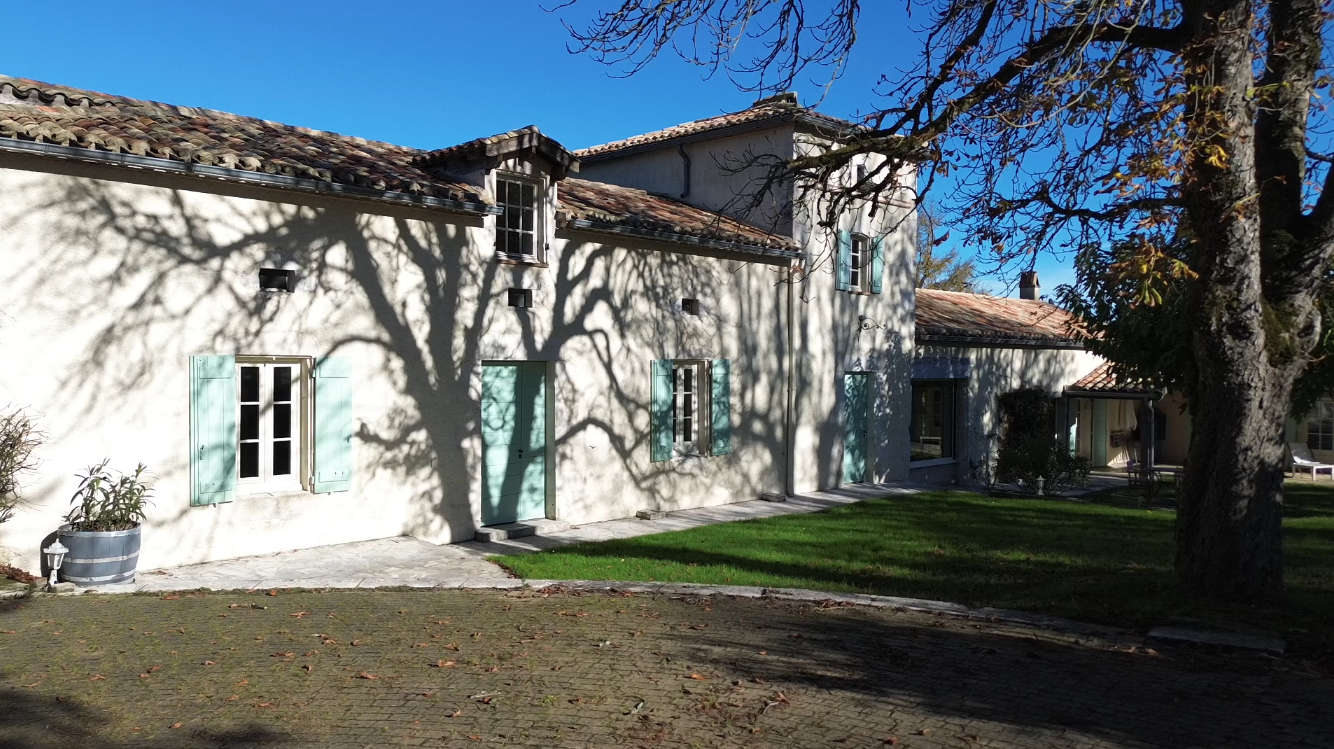 Propriété avec vue exceptionnelle, deux gites et piscine.