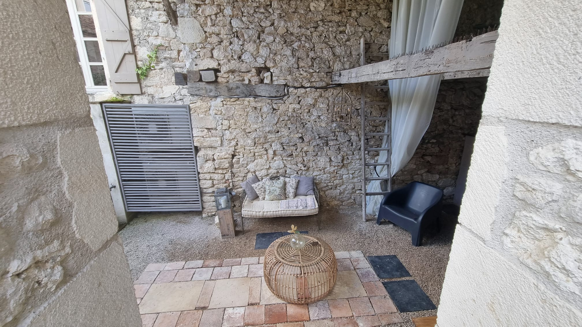 Magnifique Propriété  au Cœur d'un  village emblématique et d’histoire dans le Quercy Blanc