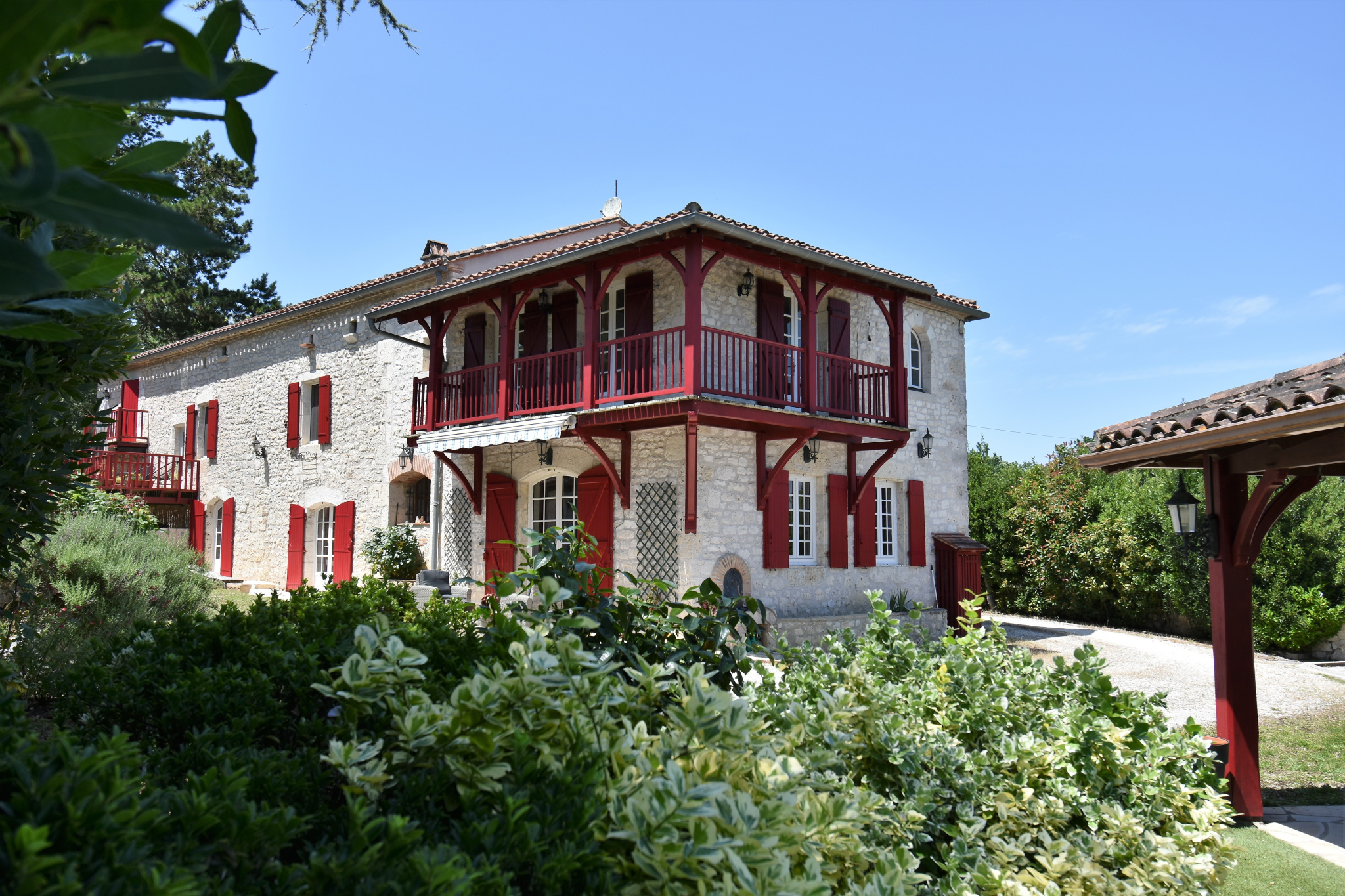 Maison familiale atypique, pleine de charme et d'histoire.
