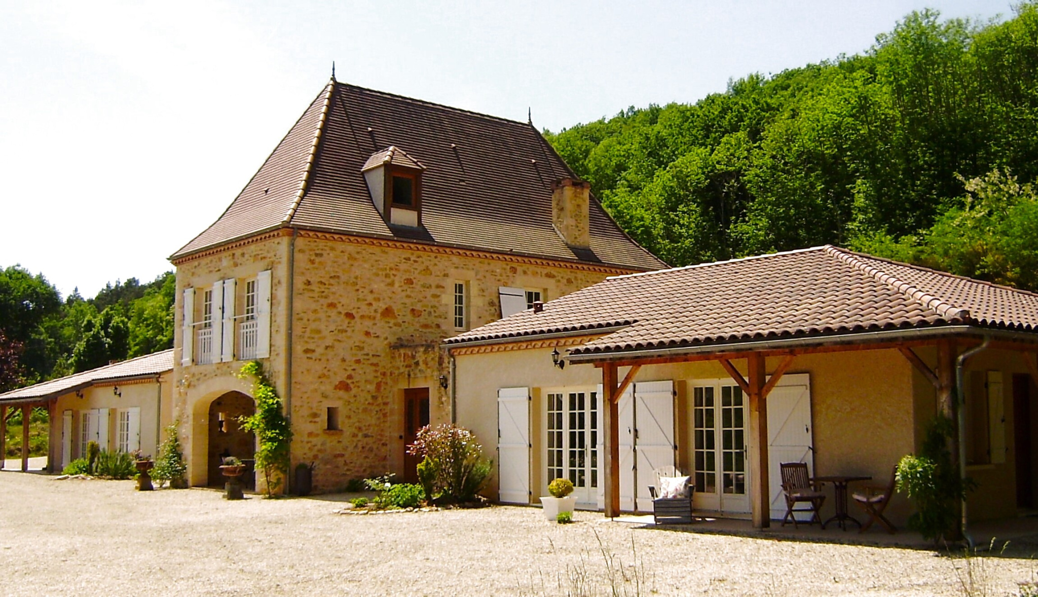 Construction de haute qualité avec piscine, gîtes et 1,5 ha