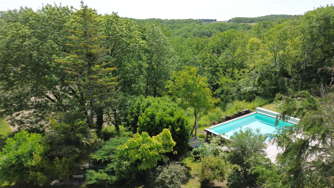 Propriété quercynoise en pierres avec piscine, chambre d'hôte et maison d'amis.