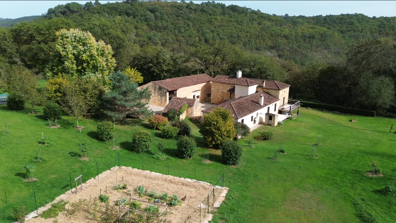 Propriété très privée avec dépendances sur plus de 8ha.