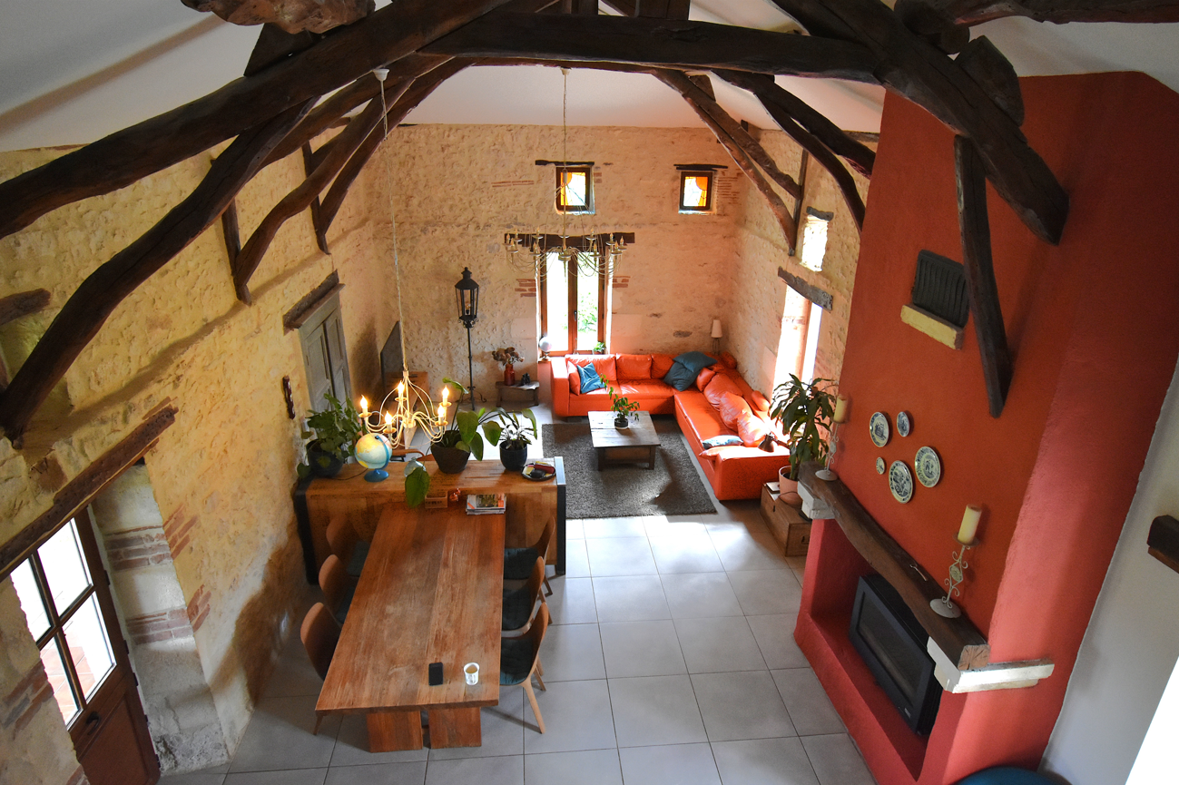 Très belle maison rénovée sur 8h avec terrain de loisir.