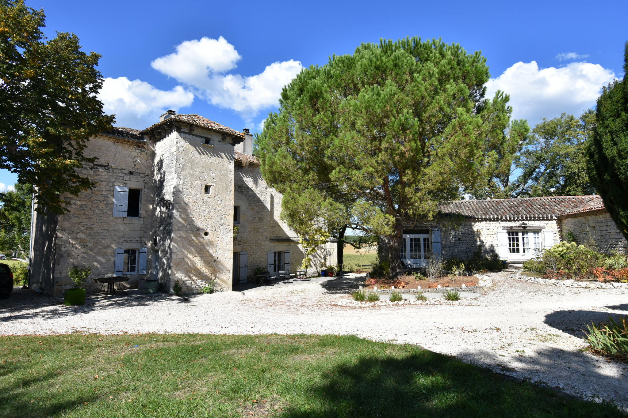 Prestigieux manoir et ses dépendances, piscine et prairies.