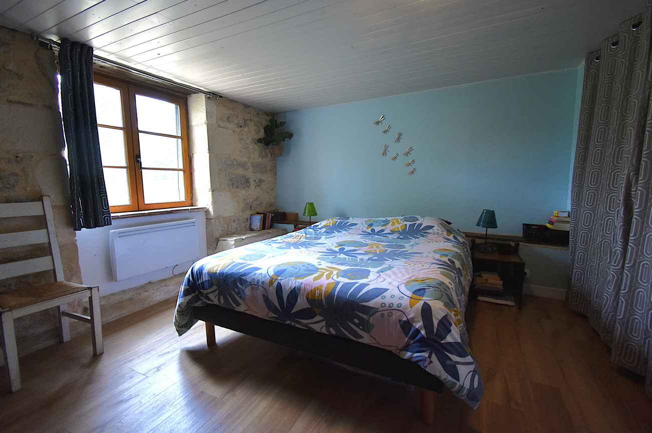 Très belle maison rénovée sur 8h avec terrain de loisir.
