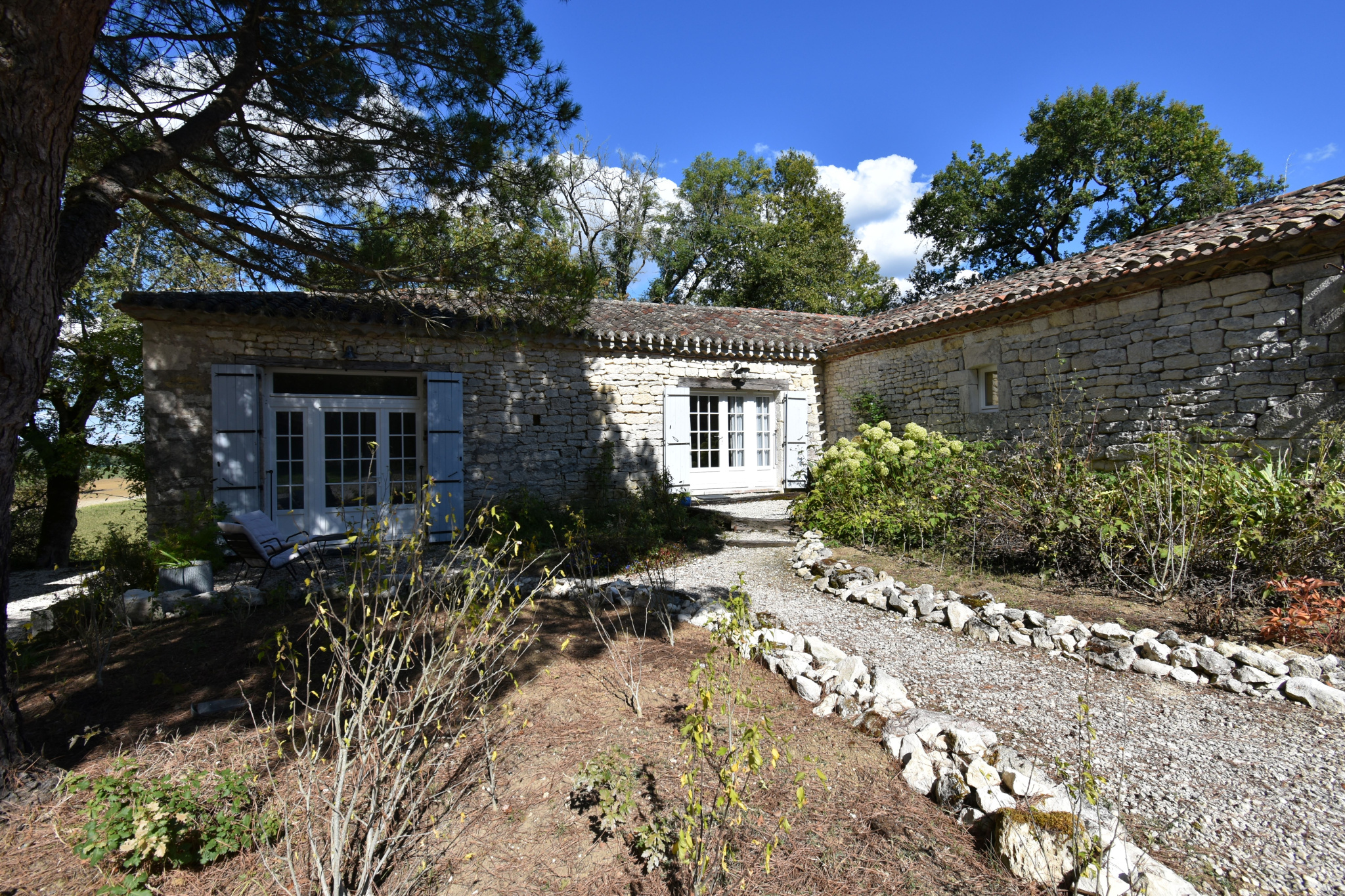Prestigieux manoir et ses dépendances, piscine et prairies.