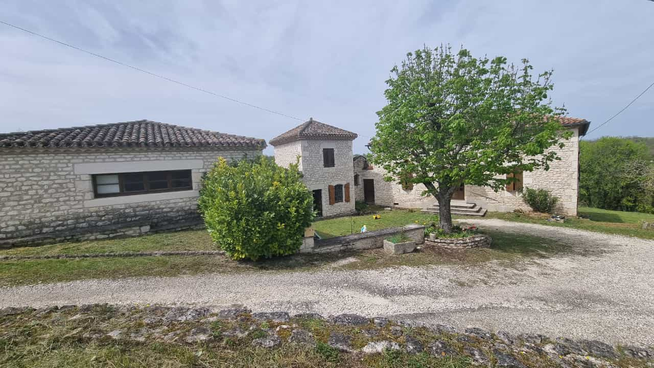 Ancien corps de ferme en situation dominante en sortie d'un hameau