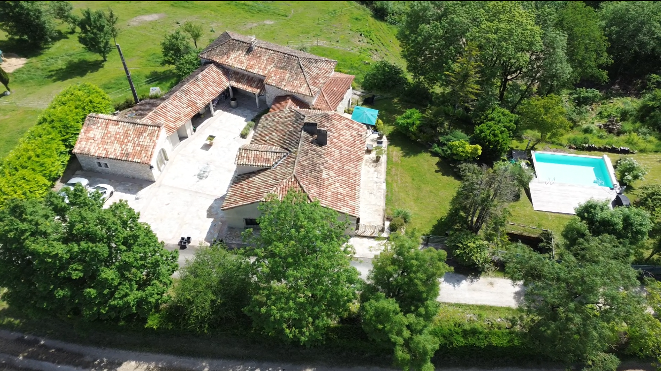 Propriété quercynoise en pierres avec piscine, chambre d'hôte et maison d'amis.