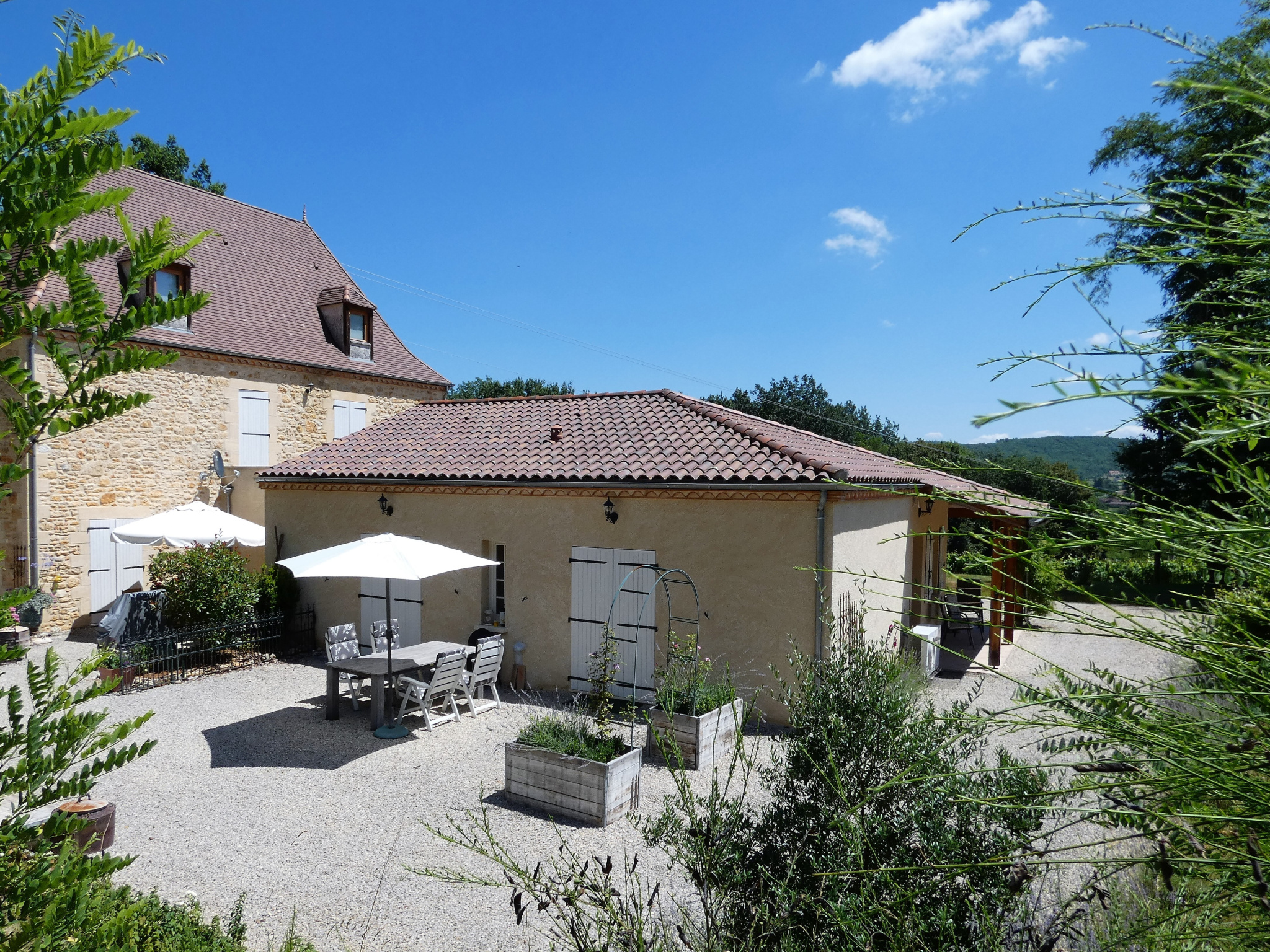 Construction de haute qualité avec piscine, gîtes et 1,5 ha